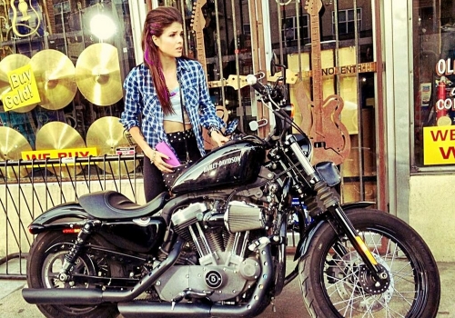 A Marie Avgeropoulos, la nueva novia de Taylor Lautner, le gustan las motos