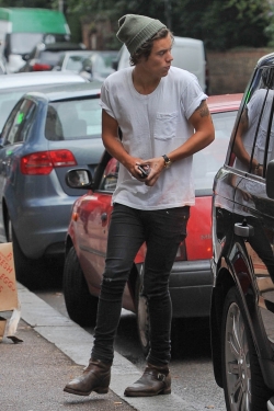 Harry Styles, de One Direction, con un look muy informal con gorro incluido por Londres