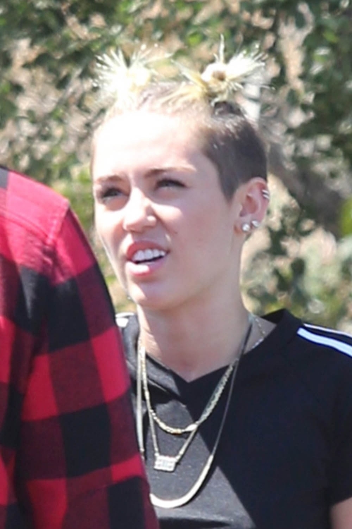 A Miley Cyrus no le quedan muy bien las coletitas al estilo perruno