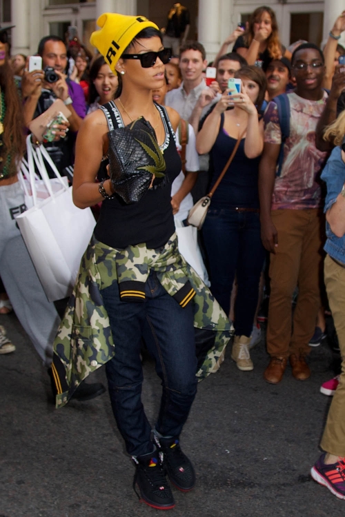 Rihanna no sale a la calle sin su bolso de marihuana