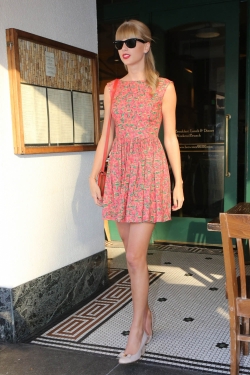 Taylor Swift, fiel a su estilo de niña buena, con un vestido muy veraniego