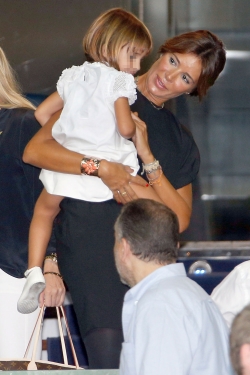 Mamen Sanz y su hija María vibraron en el Bernabéu en el homenaje a Raúl González