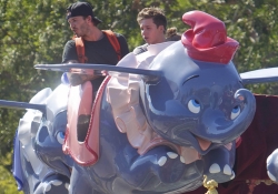 David Beckham y su hijo Brooklyn pasándolo muy bien en Disneyland