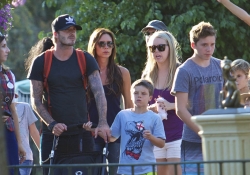 David y Victoria Beckham con sus hijos Brooklyn y Cruz en Disneyland