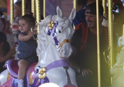 David Beckham con su hija Harper Seven en los caballitos