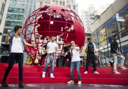 One Direction consigue volver locas a sus fans en cada actuación