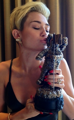 Miley Cyrus y su tatuaje LOVE en los MTV VMA 2013