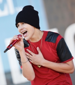 Austin Mahone canta en los MTV VMA 2013