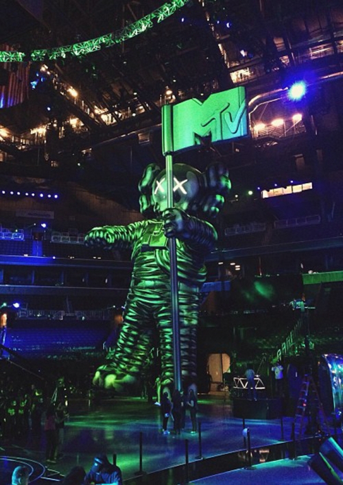 Astronauta gigante en el palco de los MTV MVA 2013
