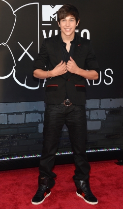 Austin Mahone con pendientes de brillantes en los MTV VMA 2013