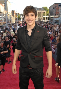 Austin Mahone en la alfombra roja de los MTV VMA 2013