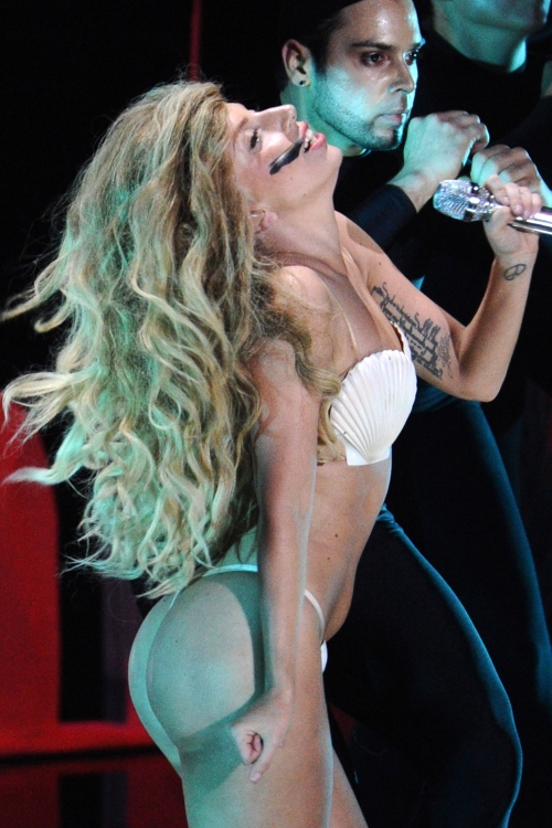 Lady Gaga interpretó Applause en los MTV VMA 2013