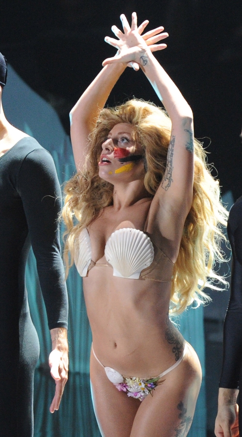 Lady Gaga cantando en los MTV VMA 2013