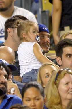 David Beckham ha llevado a su hija Harper Seven al béisbol