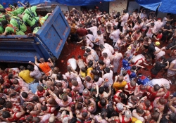La Tomatina de Buñol de este año, pasada por agua