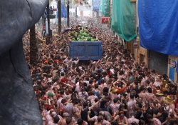 Tomatina de Buñol: El camión de los tomates intenta avanzar entre la multitud