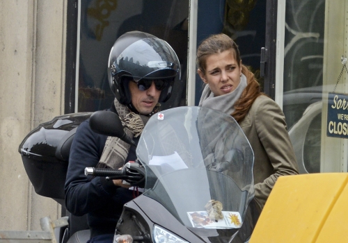 Gad Elmaleh y Carlota Casiraghi no tienen miedo a las motos