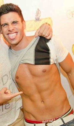 Noel, de MYHYV, subiéndose la camiseta para que veamos su cuerpazo