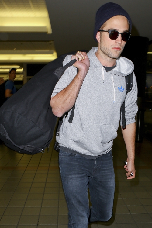 Robert Pattinson suele utilizar gafas de sol para esconderse de los paparazzi