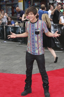 Austin Mahone en la premier de The Wolverine, en Londres