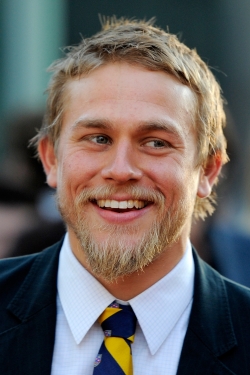 50 Sombras de Grey: Charlie Hunnam sonrié porque será Christian Grey