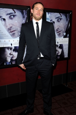 Charlie Hunnam como Christian Grey en 50 Sombras de Grey