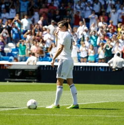 Gareth Bale besando el escudo del Real Madrid en su presentación