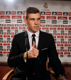 Gareth Bale, elegante y sonriente en la sala de prensa del Santiago Bernabéu