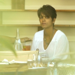 Halle Berry, sin maquillar y con cara de pocos amigos
