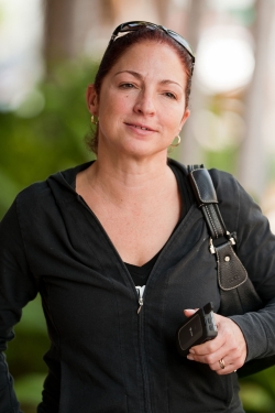 Gloria Esteban sale a la calle con la cara lavada