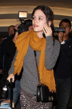 Rachel Bilson sin maquillaje a su llegada al aeropuerto