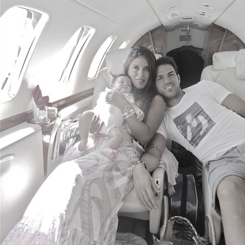 Cesc Fàbregas, su novia Daniella Semaan y su hija Lia: una familia feliz