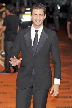 Maxi Iglesias en la presentación de Galerías Velvet de Antena 3