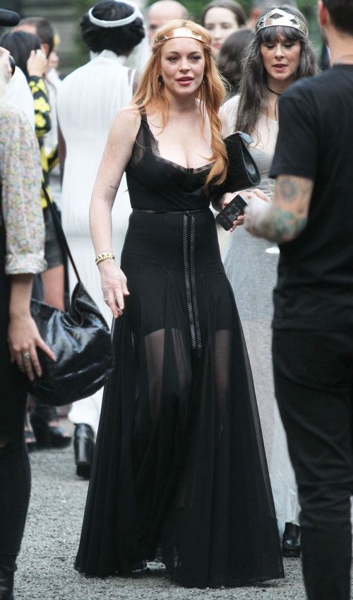 Lindsay Lohan enseña piernas con un vestido con transparencias