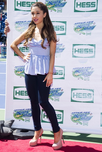 Ariana Grande, tan sexy con pantalones como con vestidos