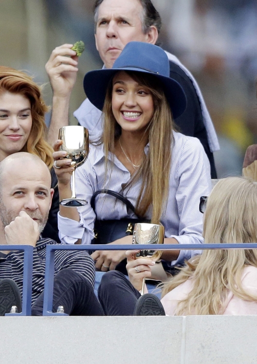 Jessica Alba brindando en la final del US Open 2013