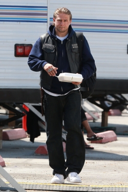 Charlie Hunnam se prepara para 50 Sombras de Grey en Sons of Anarchy
