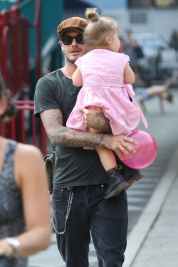 David Beckham juega en el parque con su hija Harper Seven