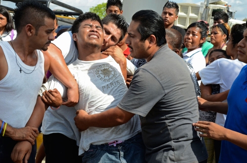 Un herido en las inundaciones de Acapulco es rescatado por los ciudadanos
