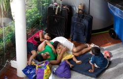 Miles de afectados se refugian en el Centro de Convenciones de Acapulco