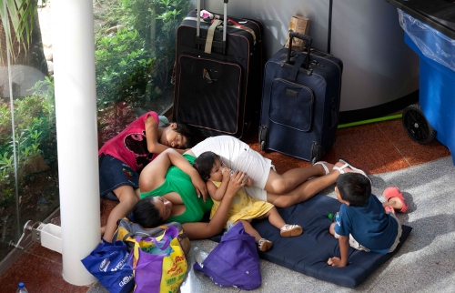 Miles de afectados se refugian en el Centro de Convenciones de Acapulco