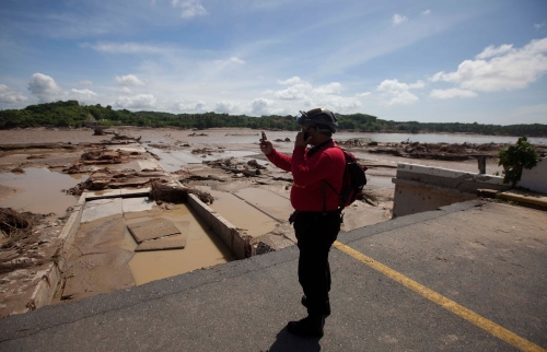 Un miembro de Protección Civil de Acapulco toma imágenes de la catástrofe