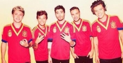 One Direction con la camiseta de la selección española de fútbol