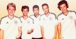 One Direction con la camiseta de la Selección de Alemania