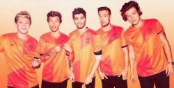 Los chicos de One Direction con la camiseta de la selección de Holanda