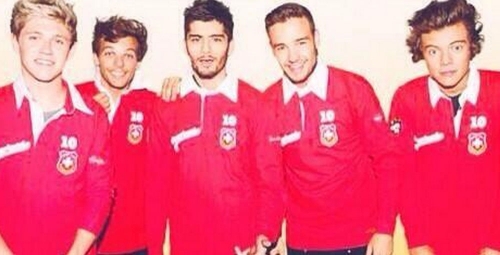 One Direction, unos apasionados del fútbol con la selección de Suiza
