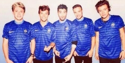 Los chicos de One Direction con la camiseta de la selección de Francia