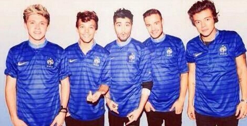 Los chicos de One Direction con la camiseta de la selección de Francia