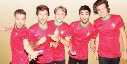 One Direction con la equipación de la selección de Portugal
