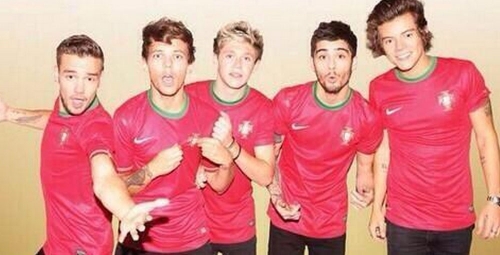One Direction con la equipación de la selección de Portugal